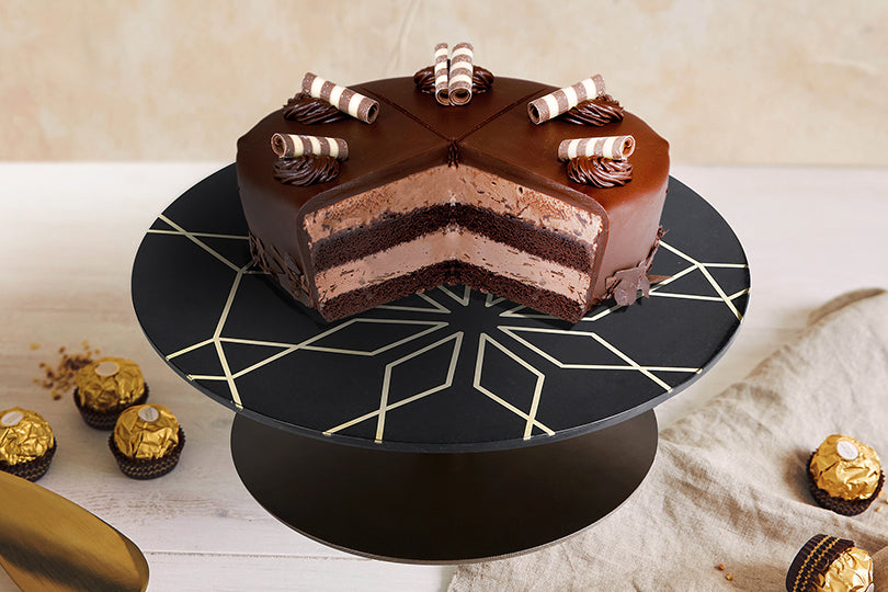 Add glitz to your tempting cakes with beautiful cake stands.